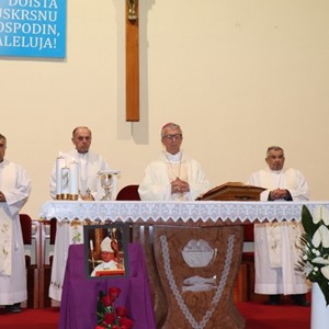 Biskup Milovan služio misu zadušnicu za preminulog biskupa Pozaića u Puli